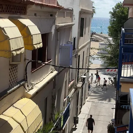 דירה Sunny Flat In 30 Seconds To Beach, Balcony & Sea Views! סיטגס