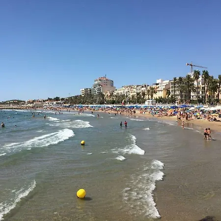 דירה Sunny Flat In 30 Seconds To Beach, Balcony & Sea Views! סיטגס