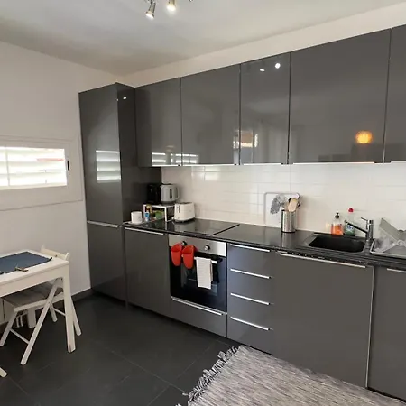 Sunny Flat In 30 Seconds To Beach, Balcony & Sea Views! * סיטגס