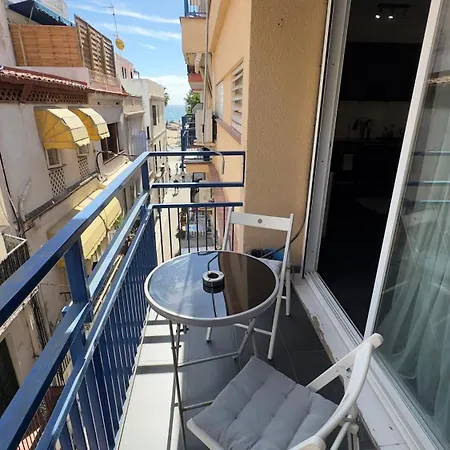 Sunny Flat In 30 Seconds To Beach, Balcony & Sea Views! דירה