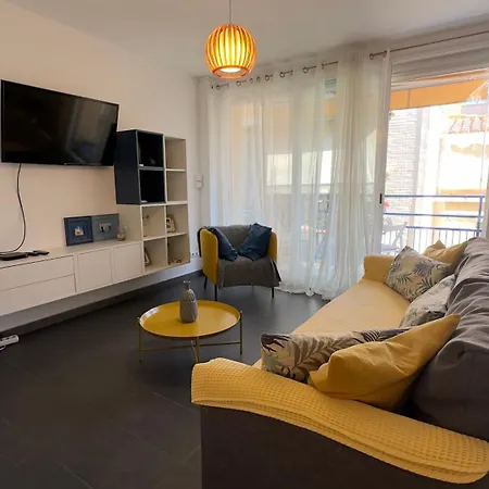 Sunny Flat In 30 Seconds To Beach, Balcony & Sea Views! * סיטגס