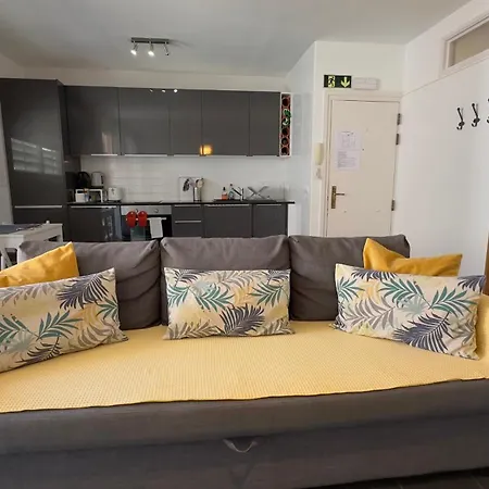 דירה Sunny Flat In 30 Seconds To Beach, Balcony & Sea Views!