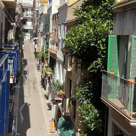 Sunny Flat In 30 Seconds To Beach, Balcony & Sea Views! דירה סיטגס