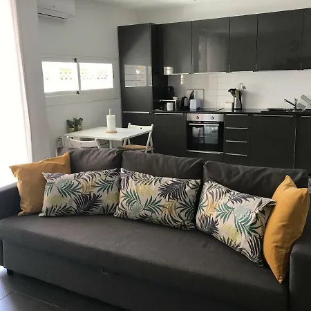 דירה Sunny Flat In 30 Seconds To Beach, Balcony & Sea Views! סיטגס