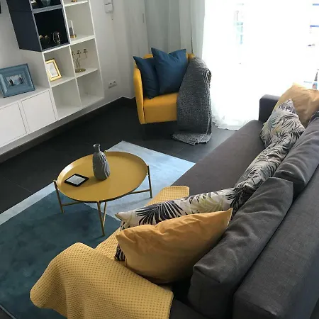 דירה Sunny Flat In 30 Seconds To Beach, Balcony & Sea Views! סיטגס