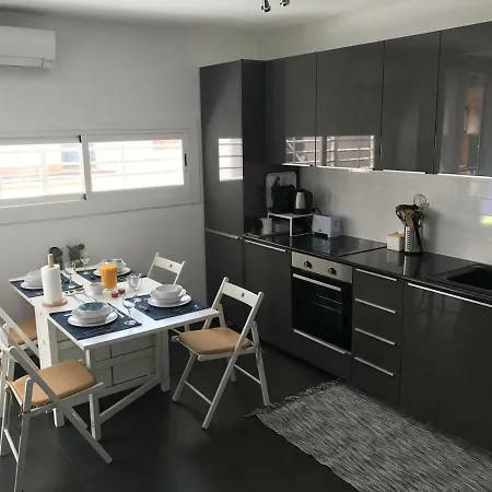Sunny Flat In 30 Seconds To Beach, Balcony & Sea Views! Apartament