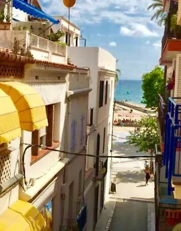 Sunny Flat In 30 Seconds To Beach, Balcony & Sea Views! * סיטגס