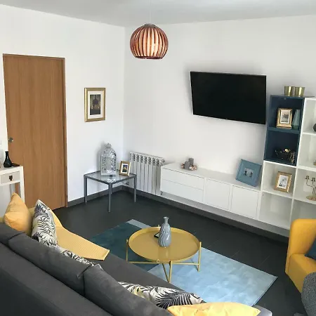 Sunny Flat In 30 Seconds To Beach, Balcony & Sea Views! דירה *